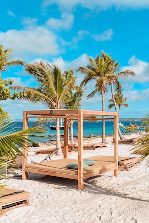 Privatstrand, weißer Sandstrand, Cabañas (kostenlos), Liegestühle