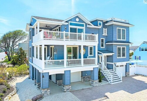 Awesome 5 bed, 5 bath, heated pool - short walk to the beach!