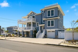 Exterior - Awesome 5 bed, 5 bath, heated pool - short walk to the beach! (Surf City)