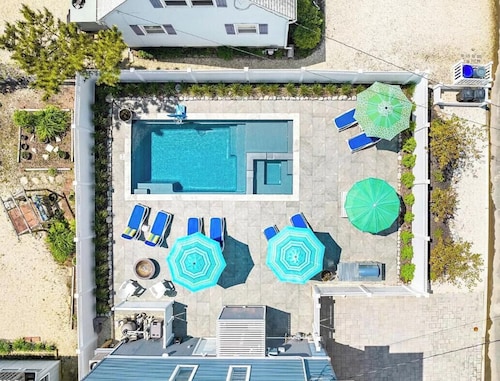 Awesome 5 bed, 5 bath, heated pool - short walk to the beach!
