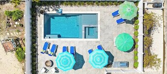 Awesome 5 bed, 5 bath, heated pool - short walk to the beach!