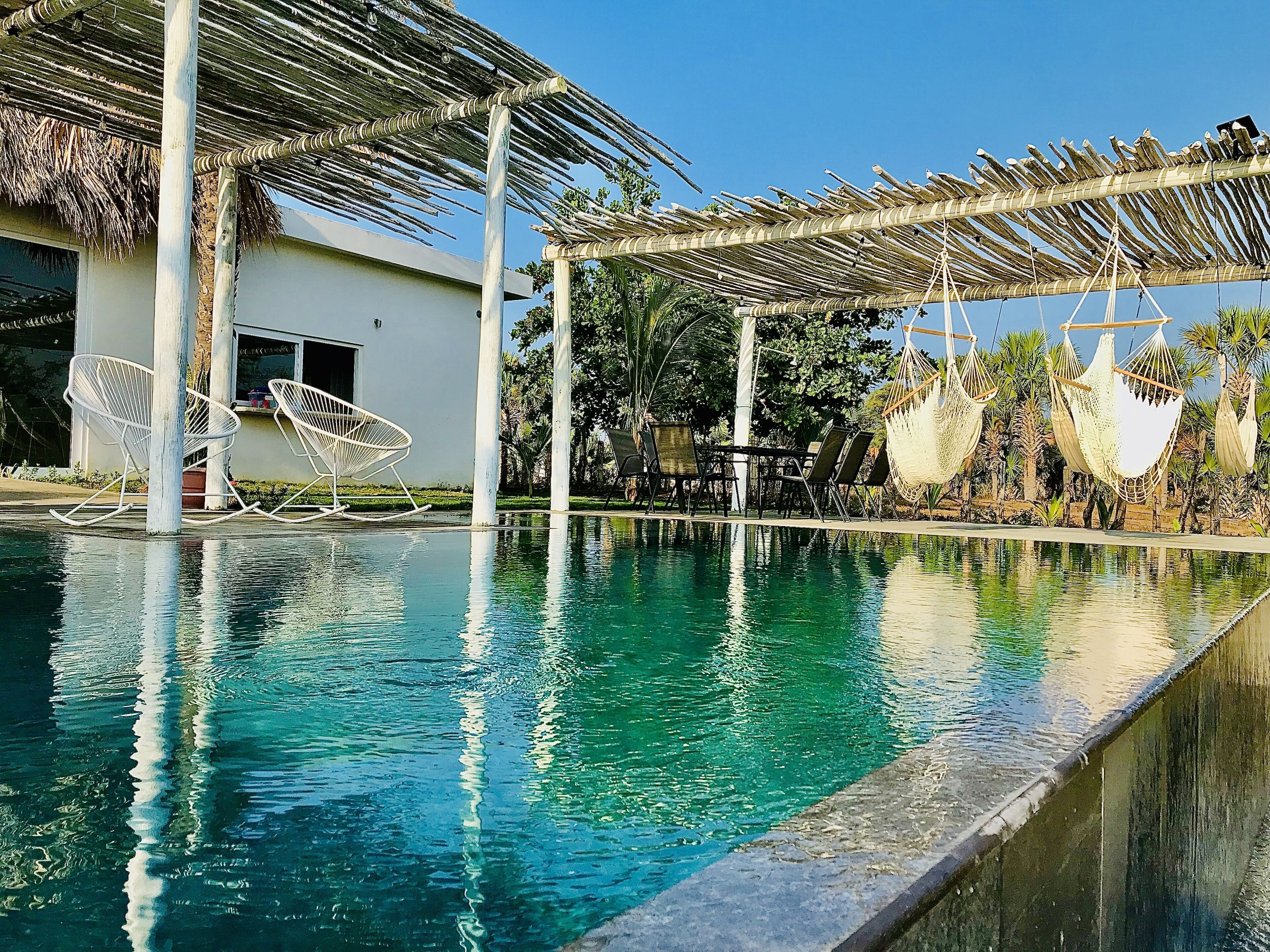 Una piscina al aire libre