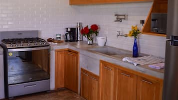 Refrigerador, microondas, cafetera y tetera y utensilios de cocina