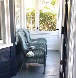 Terrace/patio - Spacious and comfy, walk to Broadway or downtown, 2 min to beach, parking (Newport)