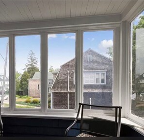 Interior - Spacious and comfy, walk to Broadway or downtown, 2 min to beach, parking (Newport)