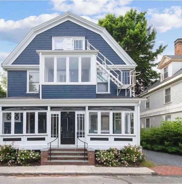 Exterior - Spacious and comfy, walk to Broadway or downtown, 2 min to beach, parking (Newport)