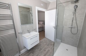 Deluxe Triple Room, Ensuite (First Floor Triple Rooms) | Bathroom - Homestead Hillsborough Guest Rooms (Hillsborough)