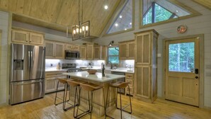 ماكينة لصنع القهوة/الشاي، ثلاجة، ميكروويف، فرن