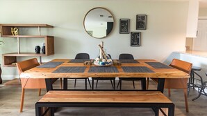 A dining area with a wooden table, black chairs, and a vase with decorative items. - ❤️ of Ormond Beach ⭐️Self check-in⭐️Beach (Ormond Beach)