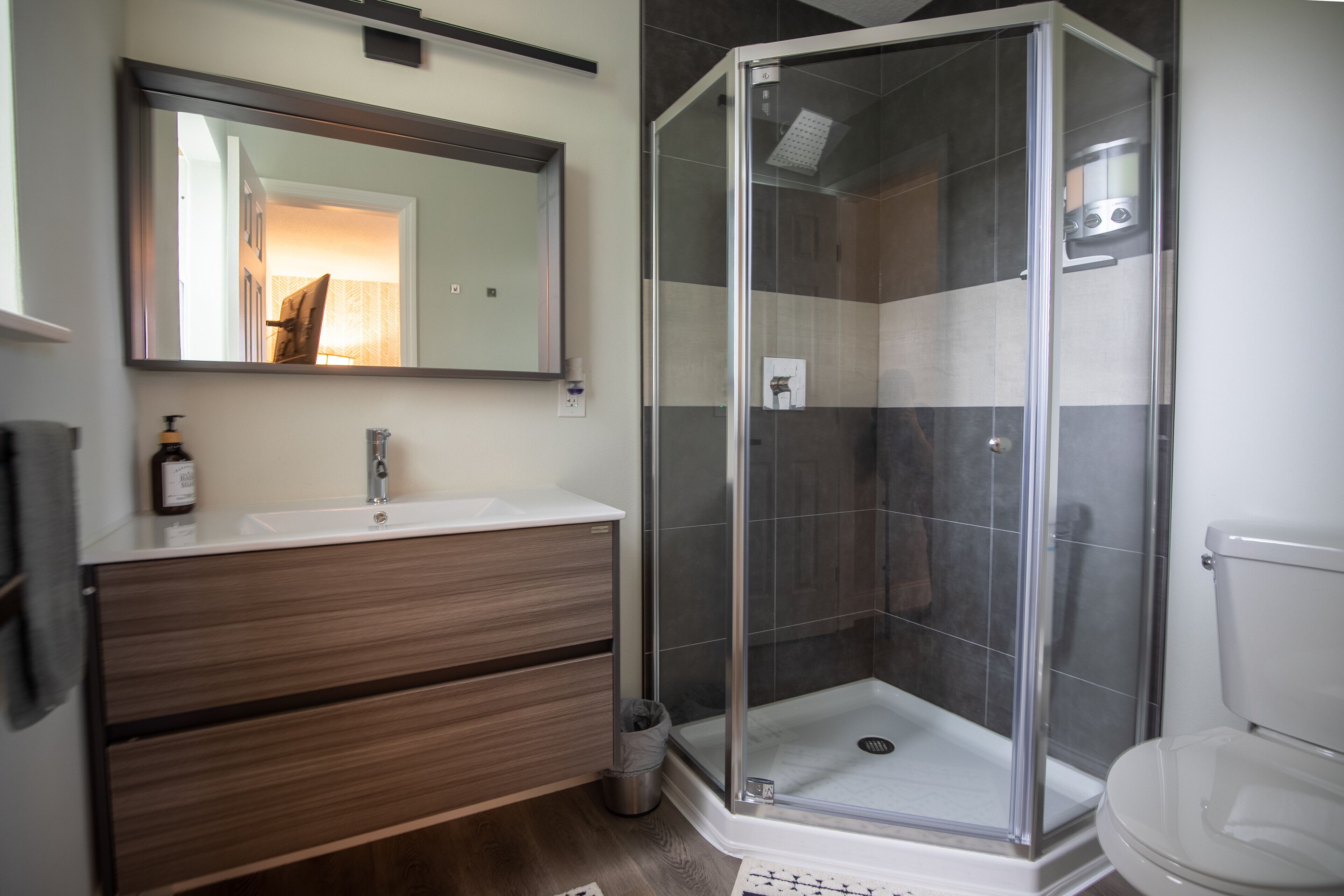Combined shower/bathtub, hair dryer, towels, soap