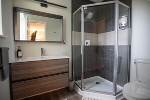 Combined shower/bathtub, hair dryer, towels, soap - ❤️ of Ormond Beach ⭐️Self check-in⭐️Beach (Ormond Beach)