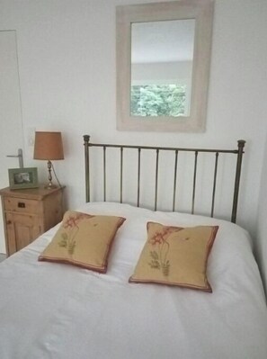 3 chambres, fer et planche à repasser, Wi-Fi, draps fournis