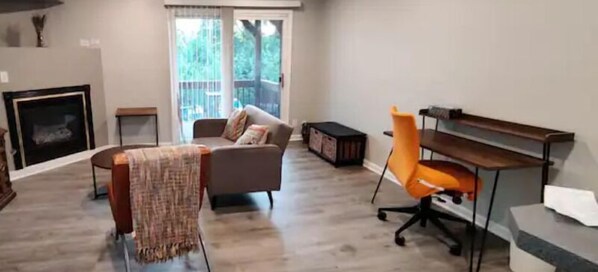 Smart TV - Cozy contemporary 1-bedroom condo with fireplace (Aurora)
