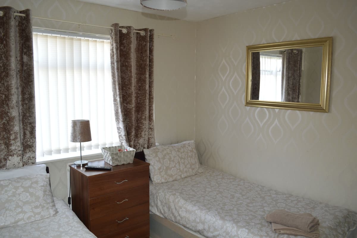 Habitación tradicional | Decoración personalizada, muebles diferentes y wifi gratis