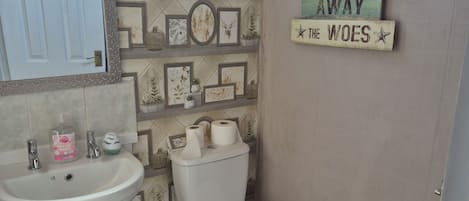 Habitación triple familiar | Decoración personalizada, muebles diferentes y wifi gratis