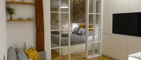 1 slaapkamer, een strijkplank/strijkijzer, wifi, beddengoed