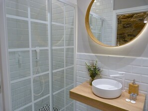 Dusche, Haartrockner, Handtücher, Seife