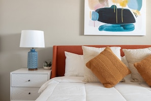 2 bedrooms, desk, iron/ironing board, free WiFi - Monthly stays! Updated condo with Camelback views (Phoenix)