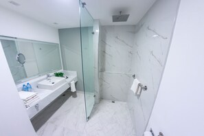 Shower, rainfall showerhead, free toiletries, hair dryer - Hotel Fray Select (Tepic)