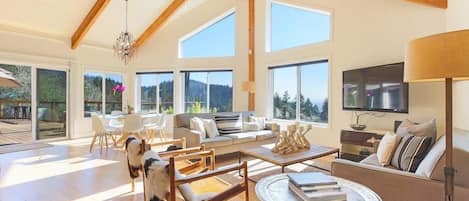 Smart TV, oficina, monitor de computadora y impresora