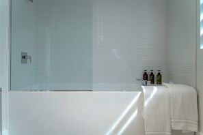 Shower, towels, toilet paper - PhoNest Lake House is Simple Serenity (Leamington)