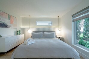 3 bedrooms, iron/ironing board, free WiFi, bed sheets - PhoNest Lake House is Simple Serenity (Leamington)