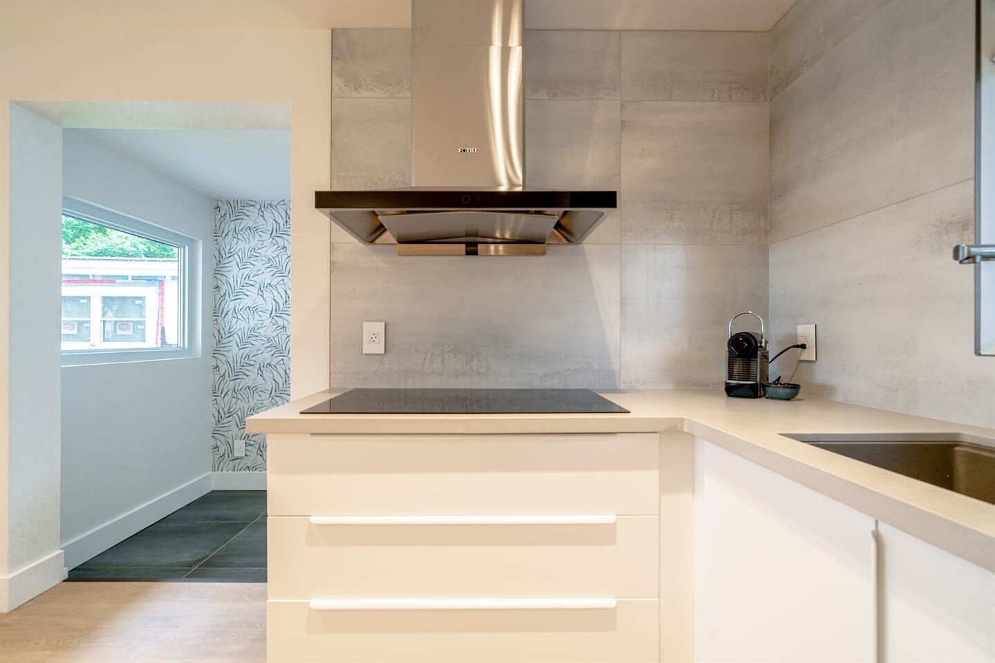 Frigorífico, microondas, horno y placa de cocina