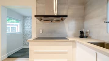 Frigorífico, microondas, horno y placa de cocina