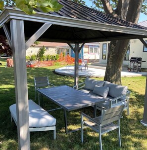 Outdoor dining - PhoNest Lake House is Simple Serenity (Leamington)