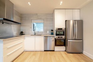 Refrigerador, microondas, horno y parrilla de estufa 