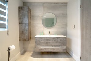 Shower, towels, toilet paper - PhoNest Lake House is Simple Serenity (Leamington)
