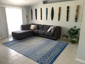 Een smart-tv en boeken