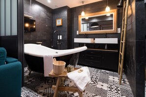 Deluxe-huoneisto, kylpyhuone makuuhuoneen yhteydessä, näköala pihalle | Kylpyhuone