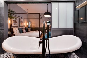 Bathroom - The Royal Elysée Suite (Paris)