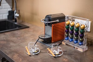 Een koffieapparaat met een koffiepadhouder op een aanrecht.