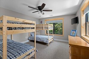 4 habitaciones, tabla de planchar con plancha, wifi y ropa de cama 