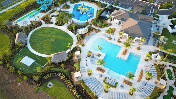 Vista aerea di un resort con piscina, zone relax e parco acquatico.