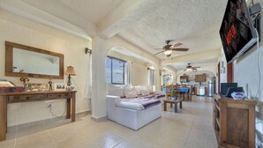A spacious living room with a sofa, a coffee table, and a TV mounted on the wall. - CASA KIM WHOLE HOUSE (Cancún)