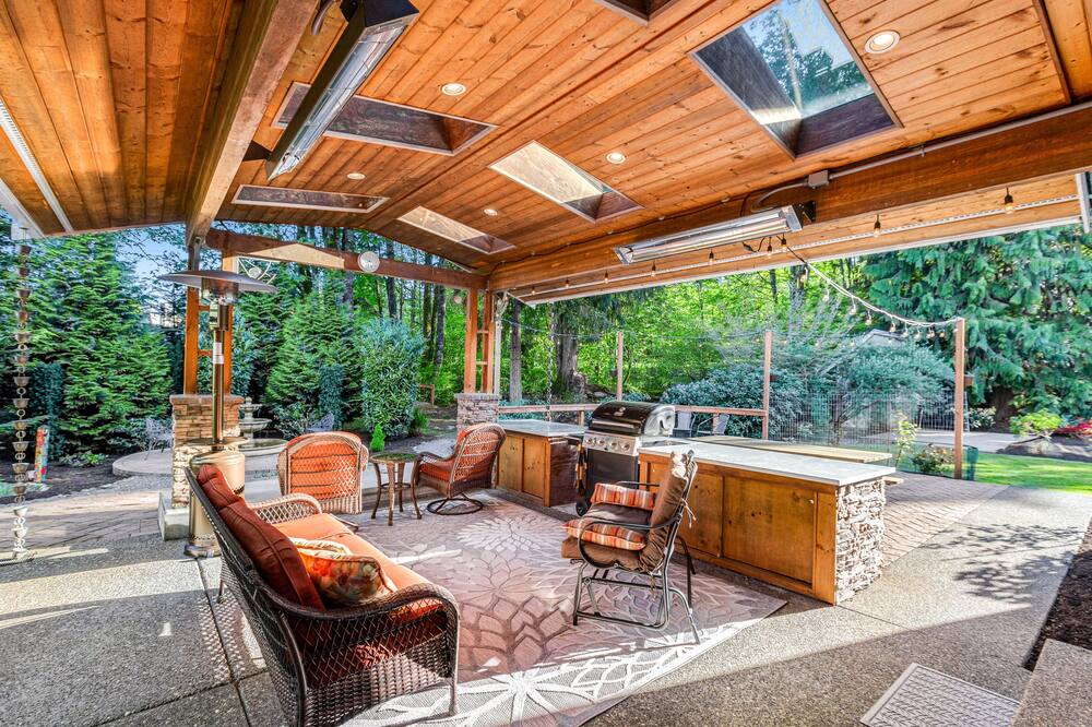 Gorgeous house with 2 gas fireplaces, grill, park-like yard & fast WiFi