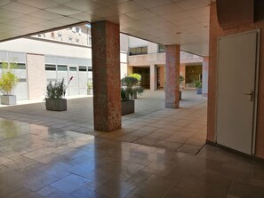 المنطقة المحيطة بالمنشأة