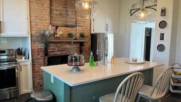 Fridge, oven, stovetop, dishwasher