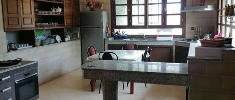 雪櫃、微波爐、焗爐、爐具