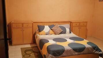 3 makuuhuonetta, silitysrauta/-lauta, vauvan matkasänky, ilmainen Wi-Fi