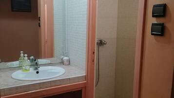 淋浴设施、毛巾、肥皂、卫生纸