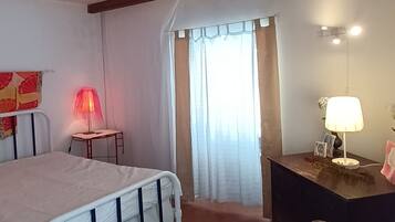 2 bedrooms, desk, bed sheets