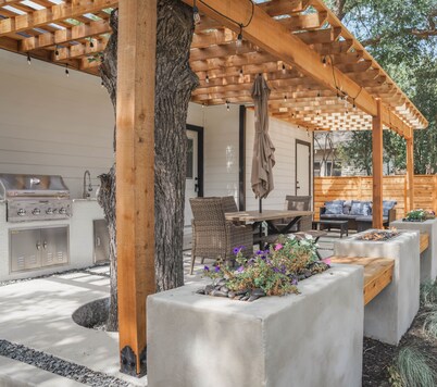 Lamar Villa-3 bed 2.5 bath with outdoor kitchen