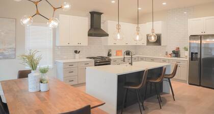 Lamar Villa-3 bed 2.5 bath with outdoor kitchen