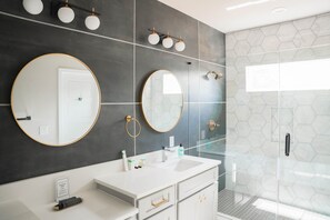 Dusche, Haartrockner, Bademäntel, Handtücher