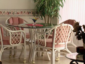 Property grounds - Lakeside Private Home with Pool - 12 min from the beach! (Naples)