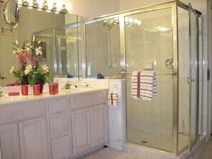Combined shower/bathtub, jetted bath, hair dryer, towels - Lakeside Private Home with Pool - 12 min from the beach! (Naples)